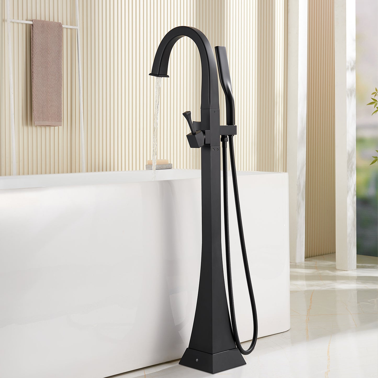 Free-standing bathtub faucet - Square black